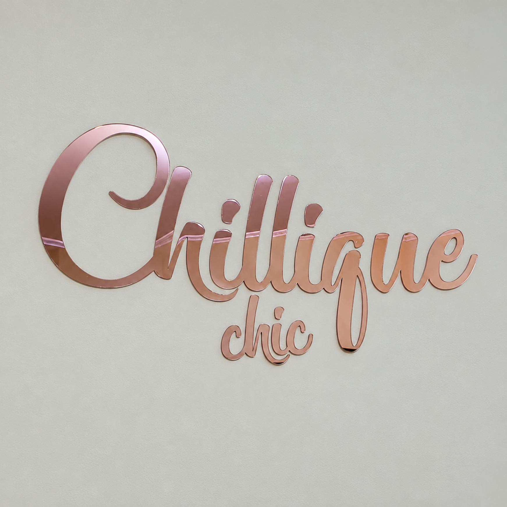 logo para recepção em acrilico rosé gold espelhado