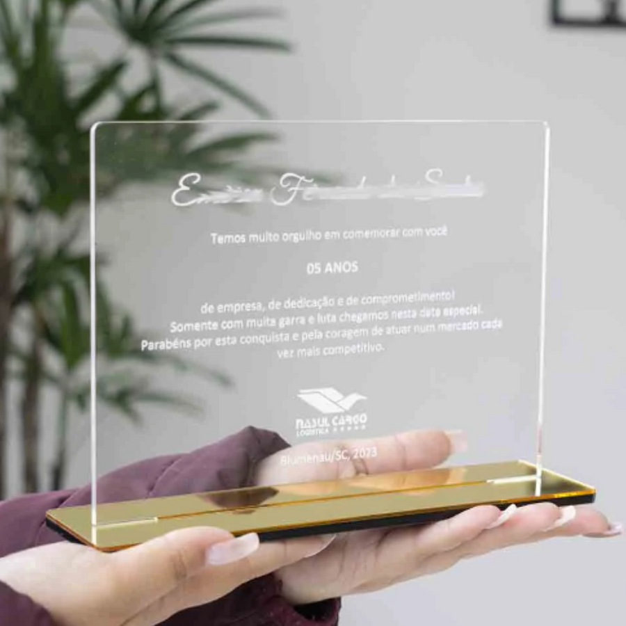 Placa de Homenagem em Acrílico com Gravação à Laser e Base em Acrílico