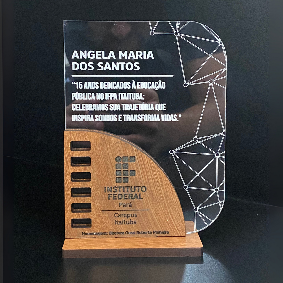Placa de Homenagem em Acrílico com Gravação à Laser e Base em MDF