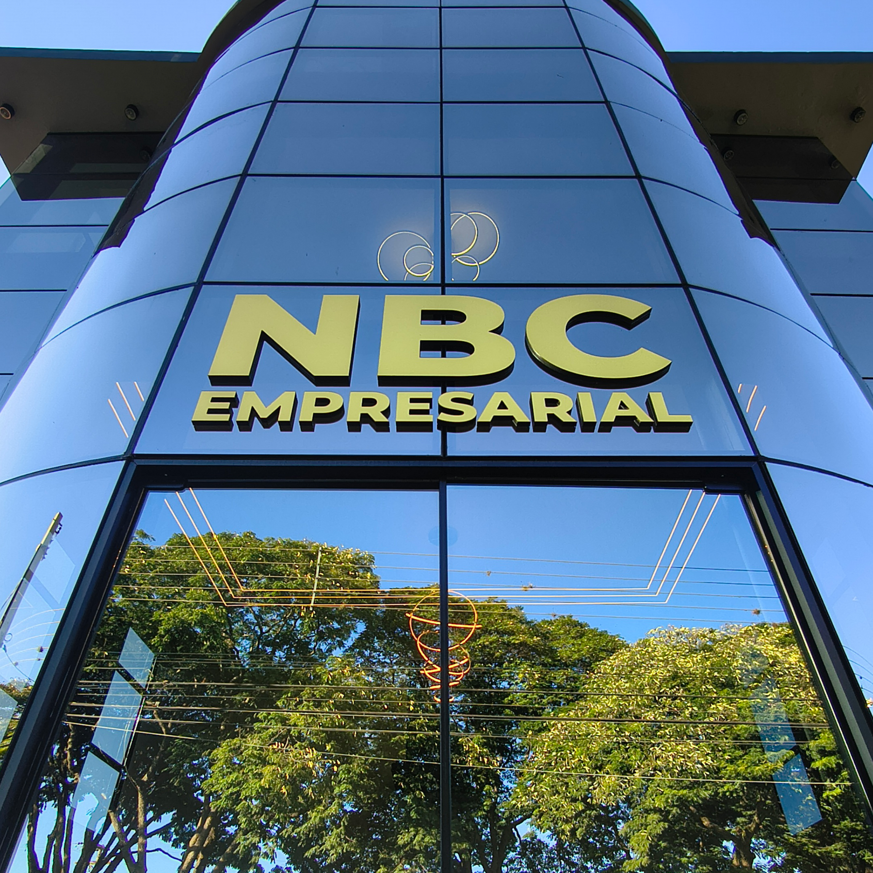 letras em acrilico dourado espelhado fachada espelhada