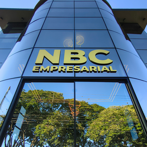 letras em acrilico dourado espelhado fachada espelhada