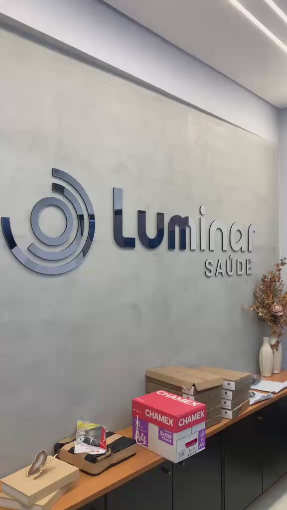 logo para recepção em acrilico prata espelhado