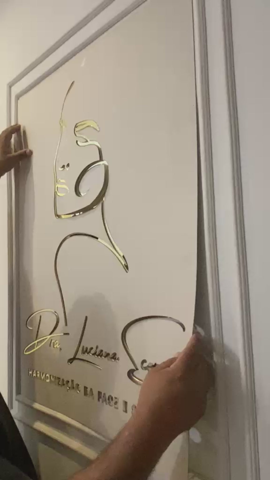 logotipo - letras em acrilico dourado espelhado para consultório médico ou dentista
